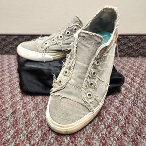 Frayed Grey sneakers made without laces